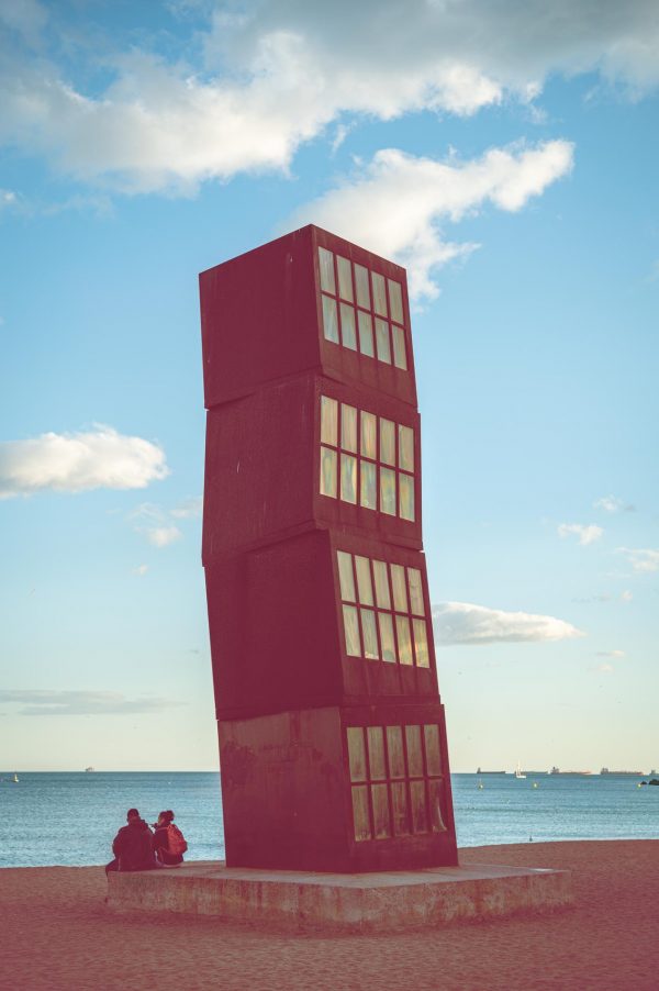 Die L’estel-ferit-Skulptur der deutschen Künstlerin Rebecca Horn am Strand von Strand des Stadtteils Barceloneta
