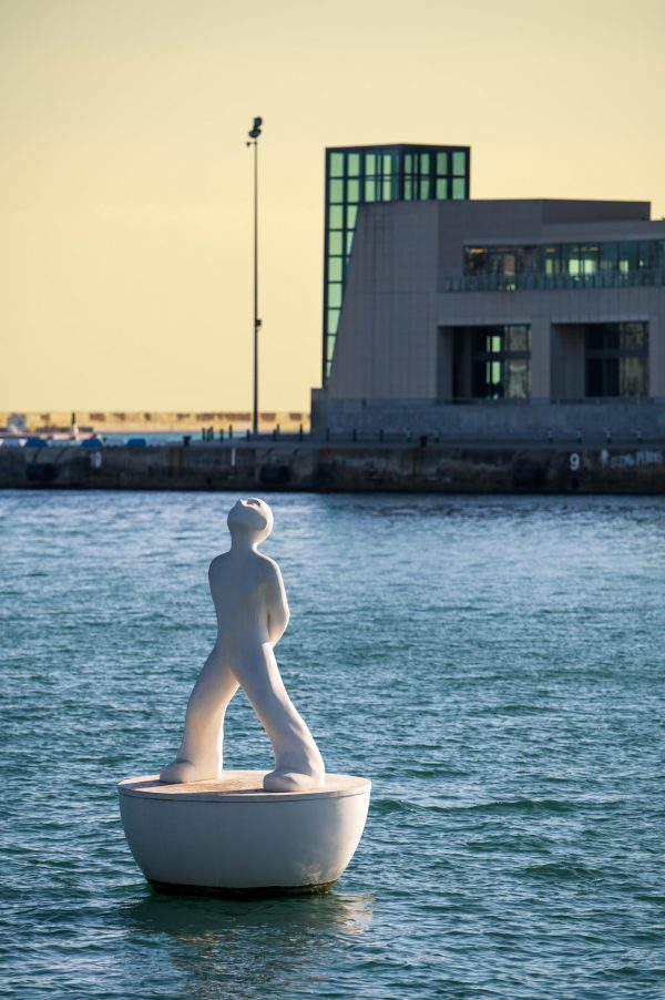 Eine der Miraestels-Skulpturen des spanischen Künstlers Robert Llimós im Hafen von Barcelona