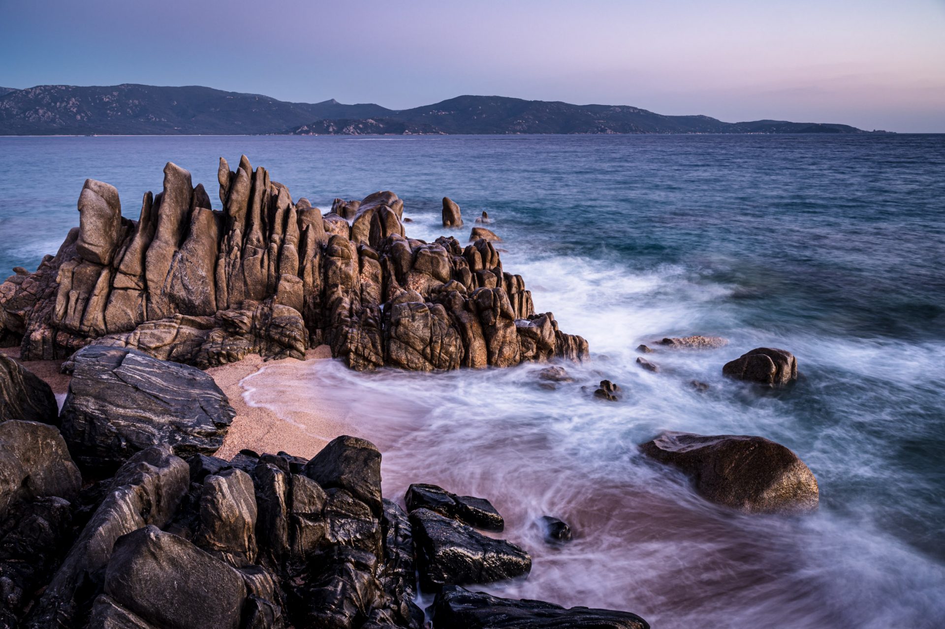 Küste von Korsika im Abendlicht mit wunderschönen Felsformationen