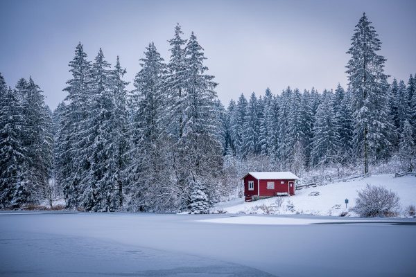 Schweden-Haus an einem winterlichen See